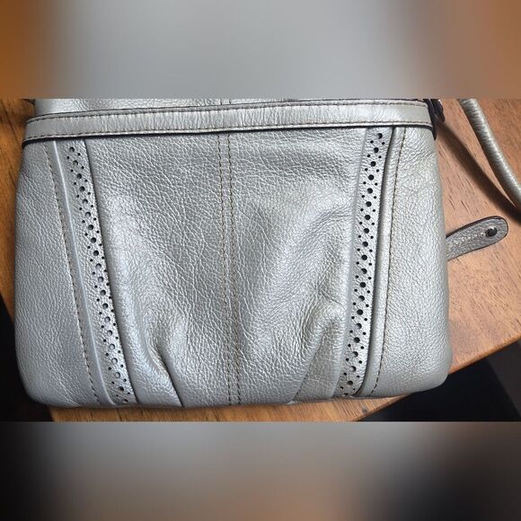 Tignanello Silver Pebbled Italian Leather Crossbody Bag In Excellent Condition. - Picture 6 of 15